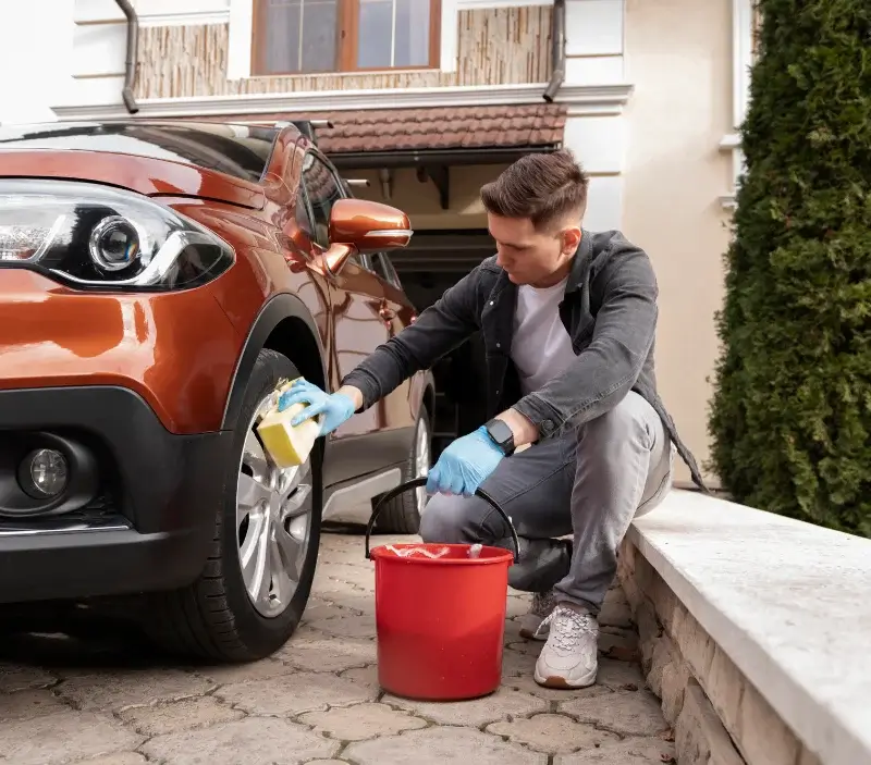 Lavage auto à domicile Pradières : professionnel intervenant sur un véhicule